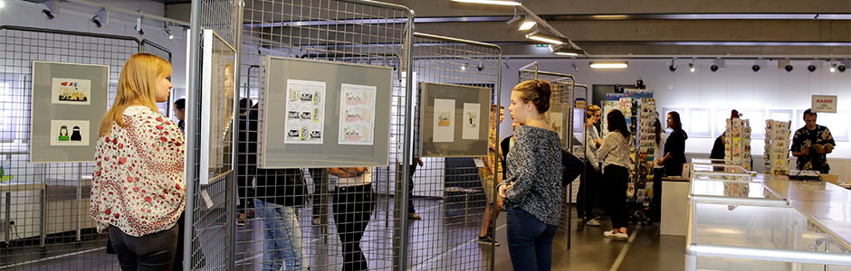 Schülerinnen und Schüler im Cartoonmuseum Brandenburg